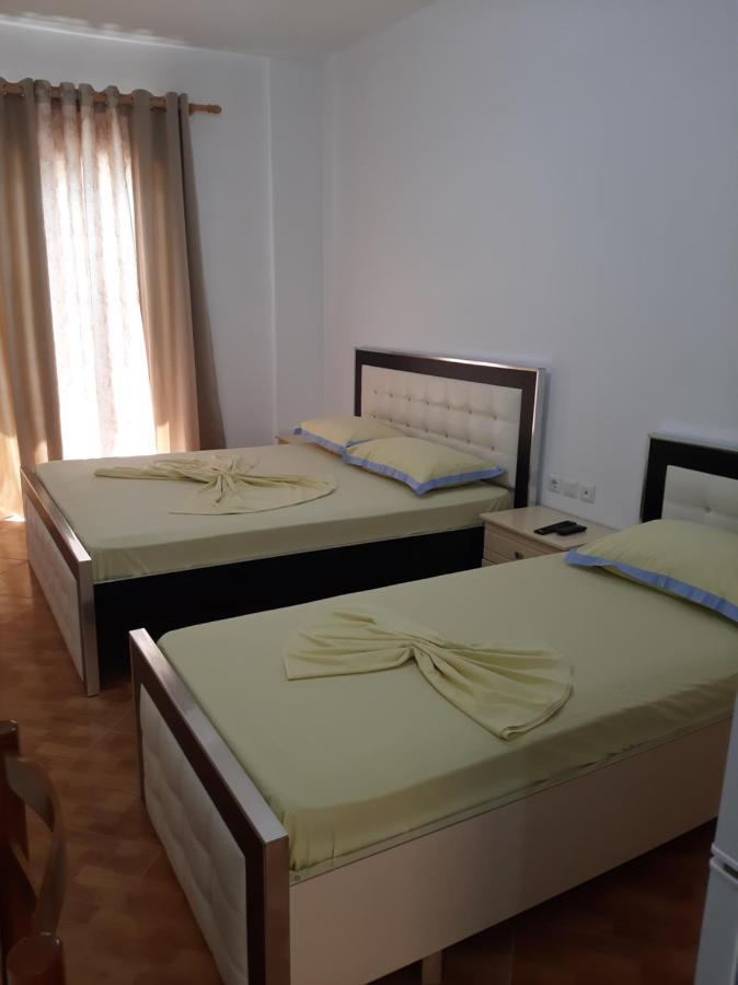 Rock Star-Pllakat Bed and Breakfast Sarandë Eksteriør billede