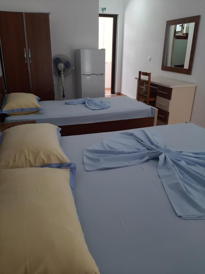 Rock Star-Pllakat Bed and Breakfast Sarandë Eksteriør billede