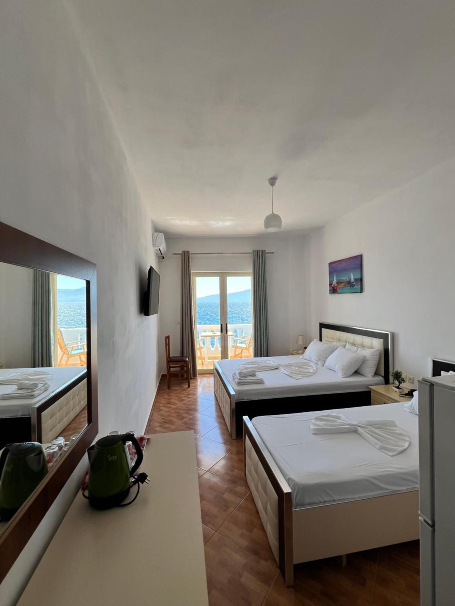 Rock Star-Pllakat Bed and Breakfast Sarandë Eksteriør billede